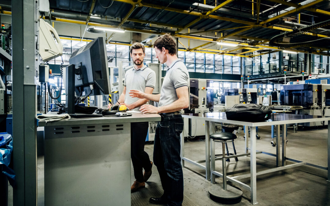 Dos ingenieros trabajando juntos en una consola