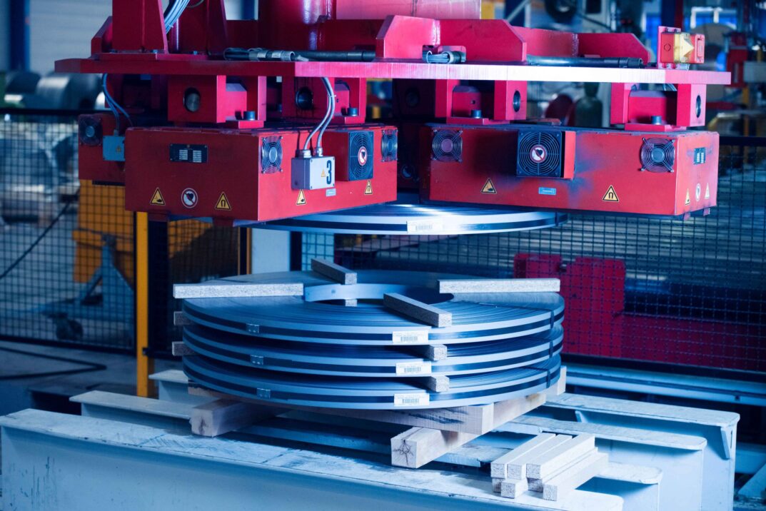 Imagen de una máquina de procesamiento de metales, estudio de caso valantic thyssenkrupp