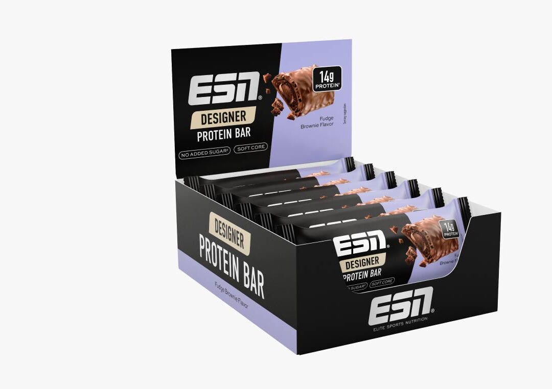 Envasado en estantes con barritas de proteínas de la marca ESN de TQG