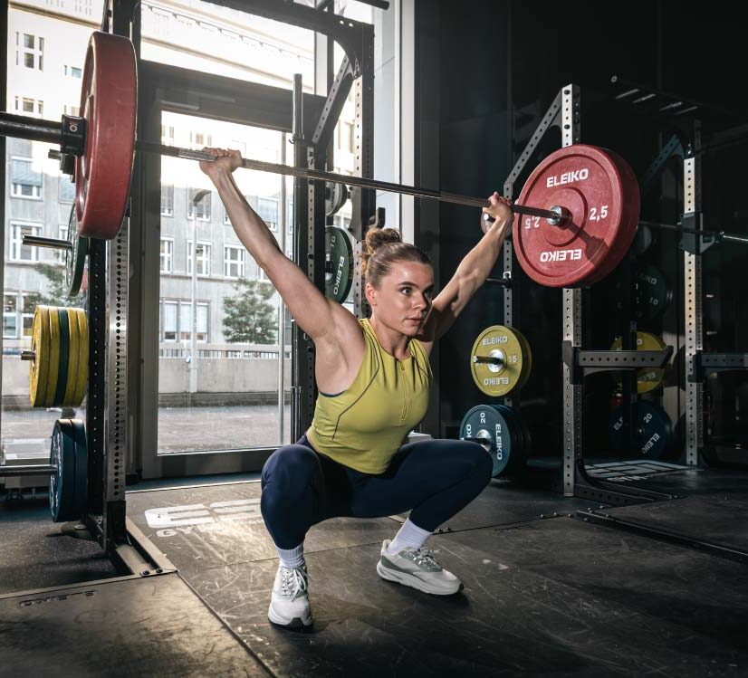 Una joven consigue un triunfo en un estudio deportivo gracias a los productos de The Quality Group (TQG). TQG aumenta su propio rendimiento con SAP Cloud ERP