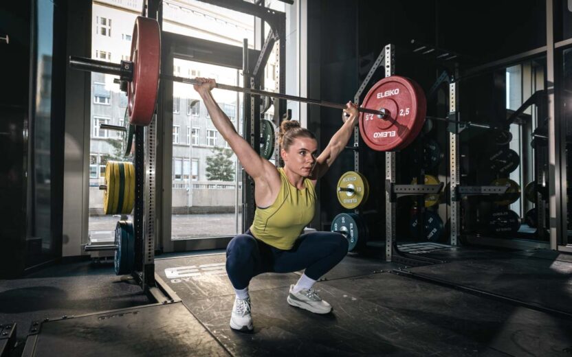 Una joven consigue un triunfo en un estudio deportivo gracias a los productos de The Quality Group (TQG). TQG aumenta su propio rendimiento con SAP Cloud ERP