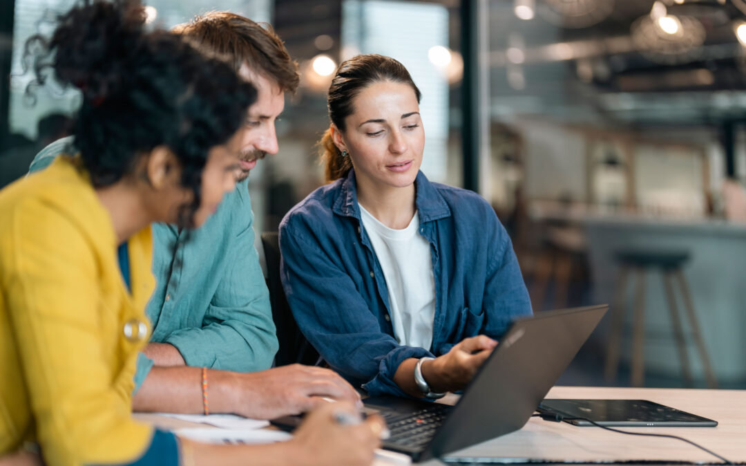 Ein Team junger Leute in einem modernen Büro schaut sich die valantic SAP Studie 2026 an