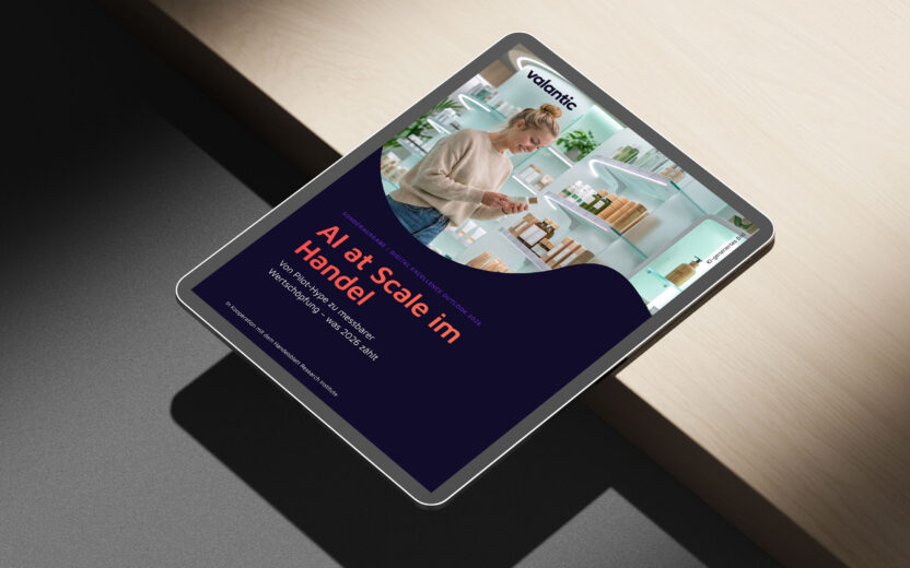 Vorschaubild zum Whitepaper "AI at Scale im Handel" auf einem Tablet