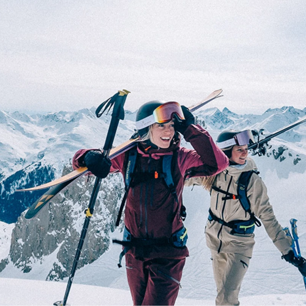Zwei Skifahrer mit den Ski auf den Schultern in Ski Arlberg