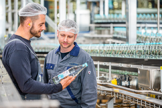 Two Gerolsteiner employees at the bottling plant (© Gerolsteiner Brunnen)