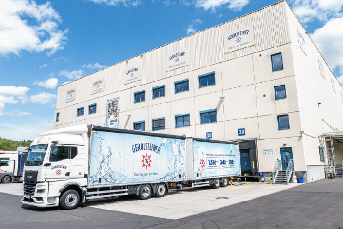 A truck leaves the Gerolsteiner compact warehouse. The company uses SAC for controlling