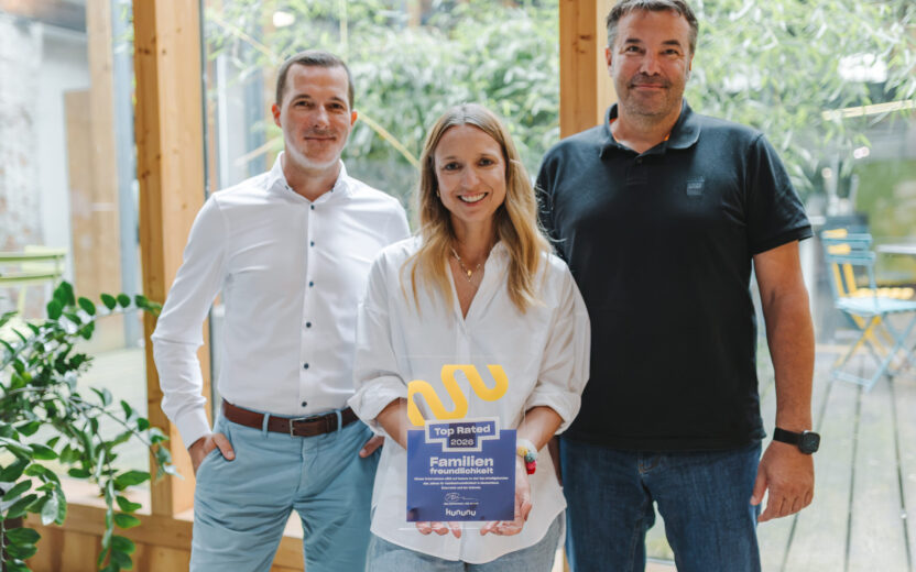 Stephan Siller, Ines Eschbacher und Roland Dessovic halten den kununu Award für Familienfreundlichkeit in den Händen.