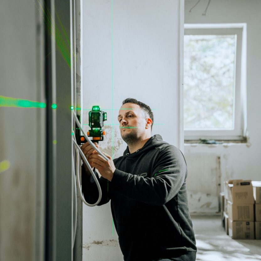 geo-FENNEL Linienlaser im Einsatz auf der Baustelle – Produktdaten automatisiert mit Akeneo