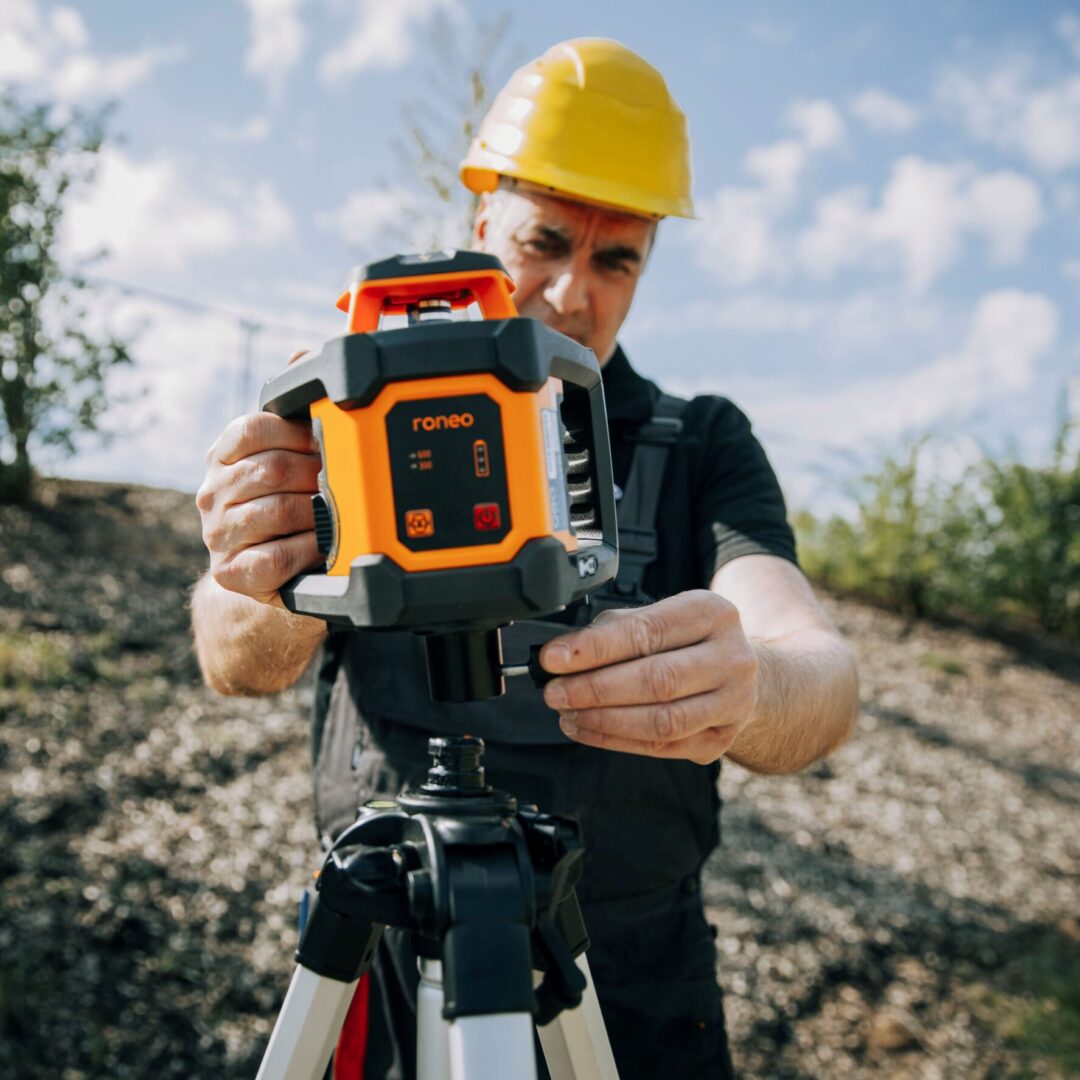 geo-FENNEL Rotationslaser bei der Vermessung im Außeneinsatz – Lasermesstechnik mit Akeneo PIM