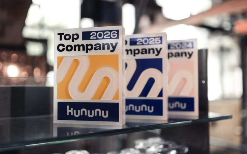 Mehrere kununu Top Company Awards auf einem Regal.