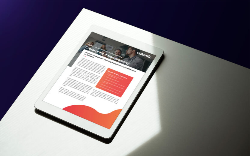 Ein Tablet auf einer hellen Oberfläche zeigt ein digitales Dokument mit dem Titel "Projektübergreifende Transparenz" mit Text und einem Foto von Personen in einer Besprechung.