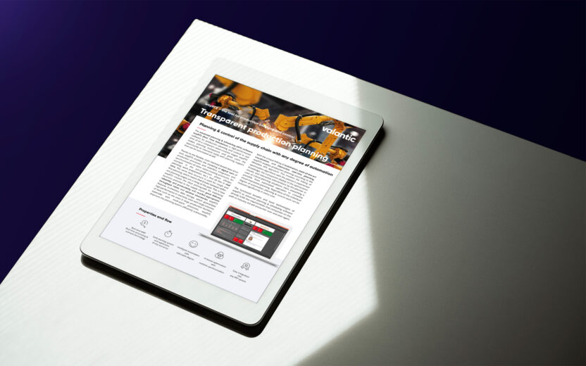 Ein Tablet auf einer weißen Oberfläche zeigt ein digitales Dokument mit dem Titel "Transparente Projektüberwachung" mit Text, Bildern und einem Firmenlogo.