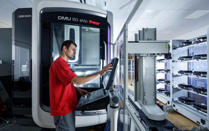 Bild von der valantic Referenz BBC Cellpack zeigt die Bearbeitung von technischen Kunststoffen