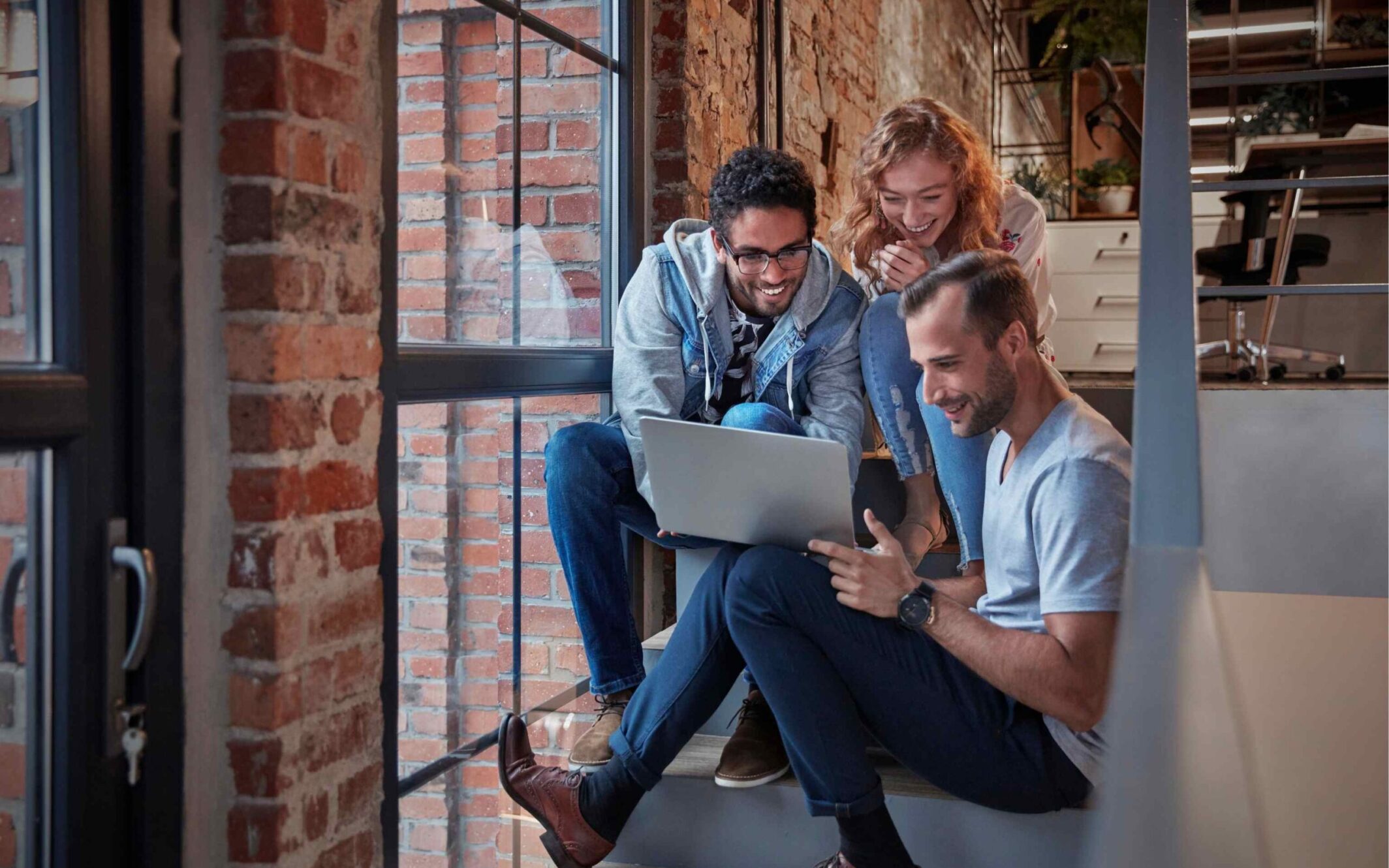 Team in modernem Office beim Arbeiten mit Joule Studio
