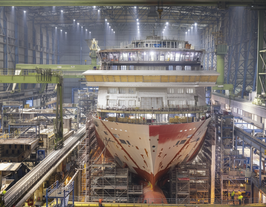 Bild mit Blick in eine Werft, in der ein Schiff gebaut wird