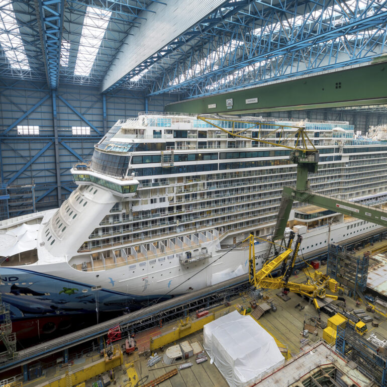 Bilder der Meyer Werft: Bau eines Kreuzfahrtschiffes