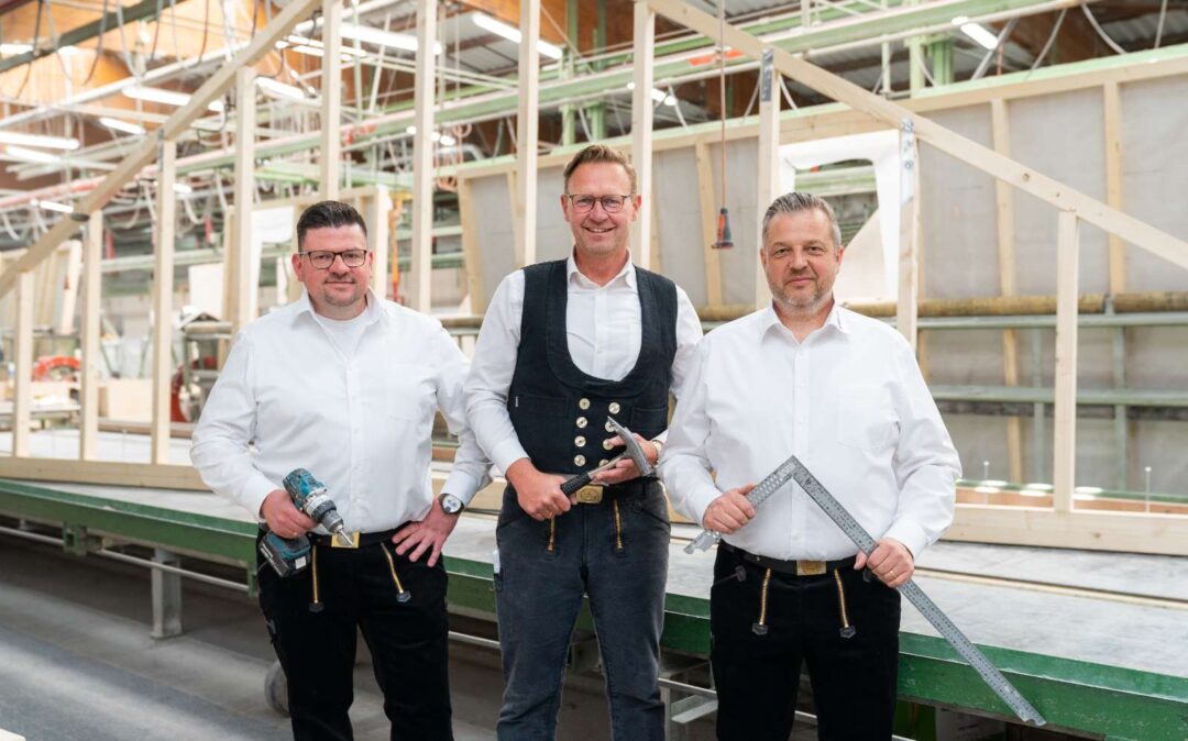 Zimmermänner der STREIF Haus GmbH in der Fertigung für Fertighäuser.