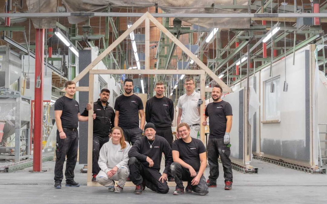 Mitarbeitende der STREIF Haus GmbH in einer Fertigungshalle des Unternehmens