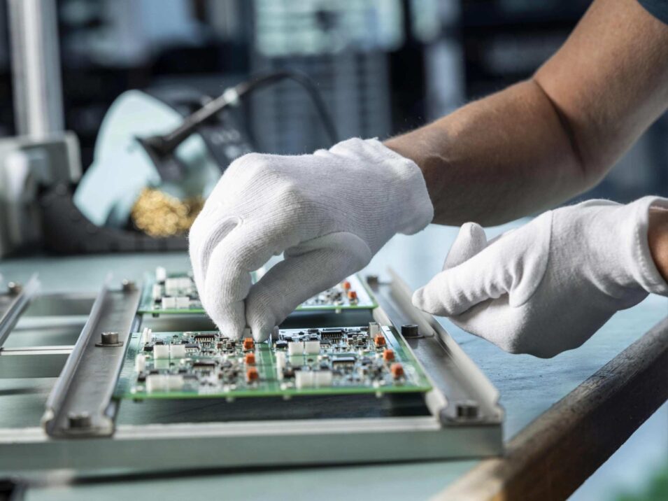 Bild aus der Fertigung der Variosystems AG, die komplexe Elektronik entwickelt und produziert.