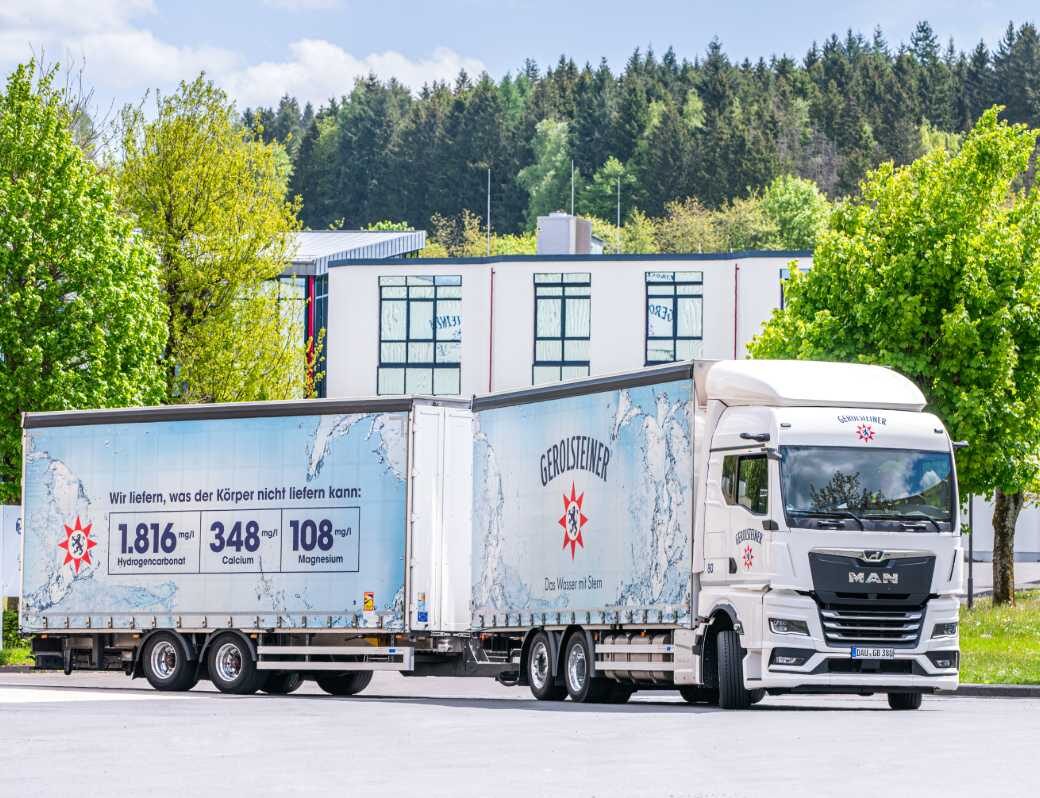 LKW vor einem Firmengebäude von Gerolsteiner