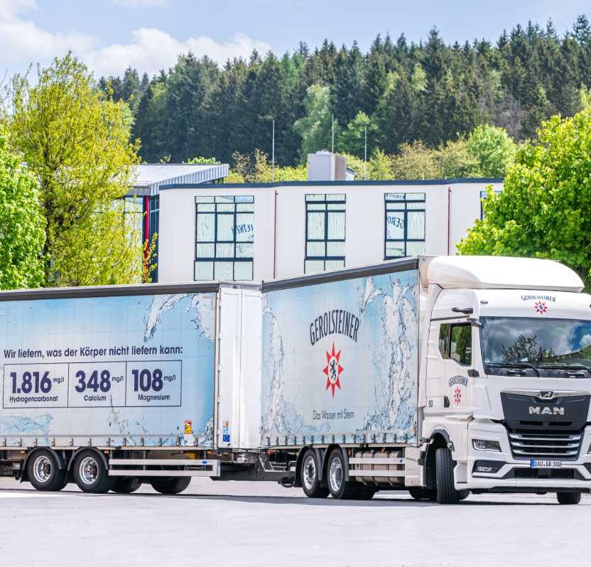 LKW vor einem Firmengebäude von Gerolsteiner