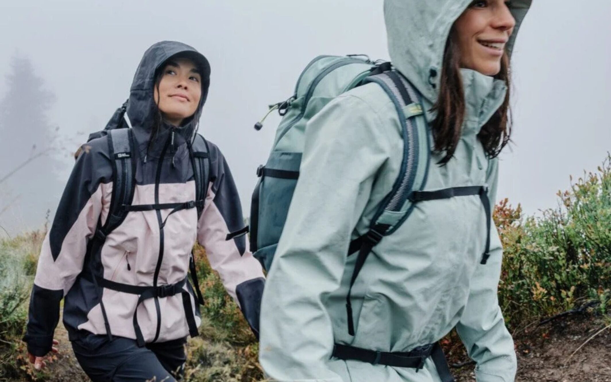 twee vrouwen die hiken in de buiten