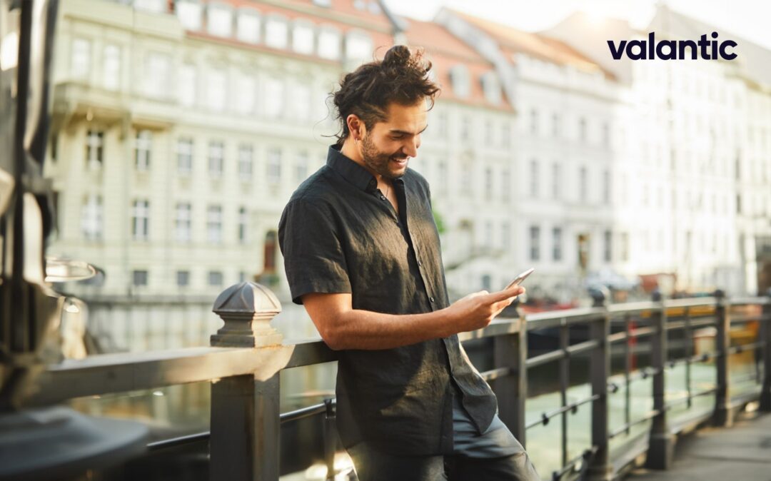 Junger Mann liest den SAP Services Newsletter auf seinem Handy