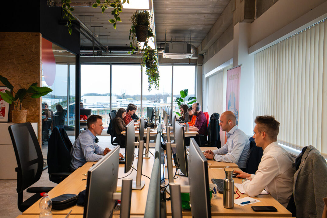 valantic-Büro mit verschiedenen Kollegen an ihren Computern