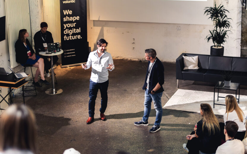 Zwei Männer präsentieren am Agentic Marketing Day.