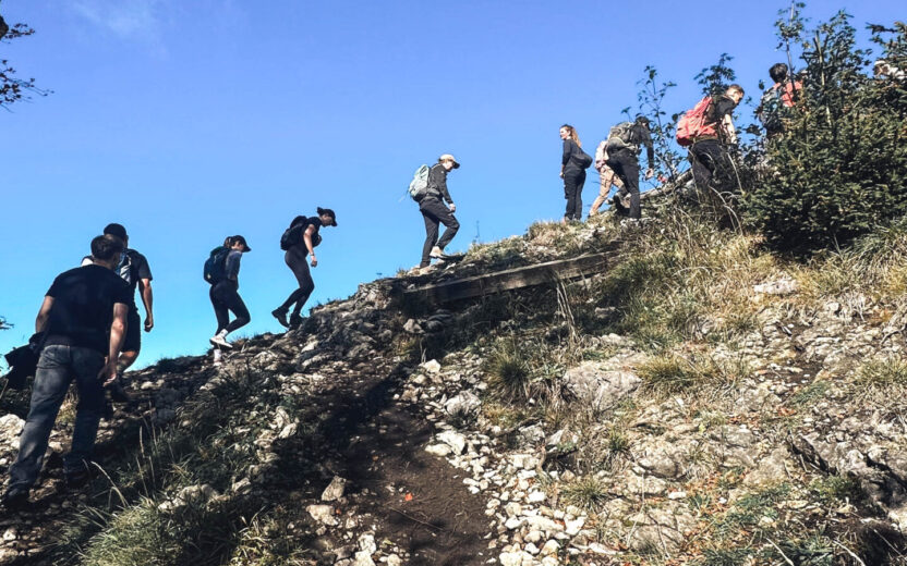 Personen wandern auf den Berg