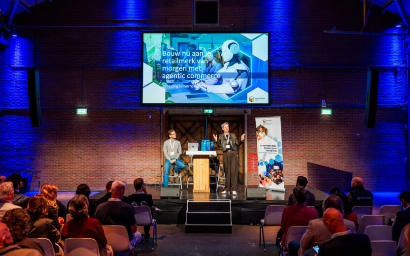 Podium op Shopping Today met twee sprekers