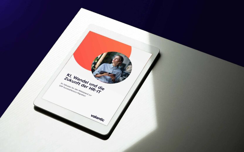 Tablet mit der Titelseite des Whitepapers zur SAP SuccessFactors Migration im Mittelstand