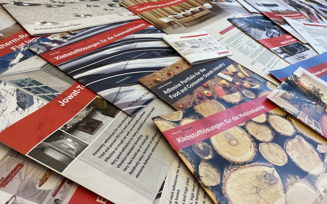 Nahaufnahme von einer Sammlung mehrsprachiger Fachzeitschriften und Magazine von Jowat SE