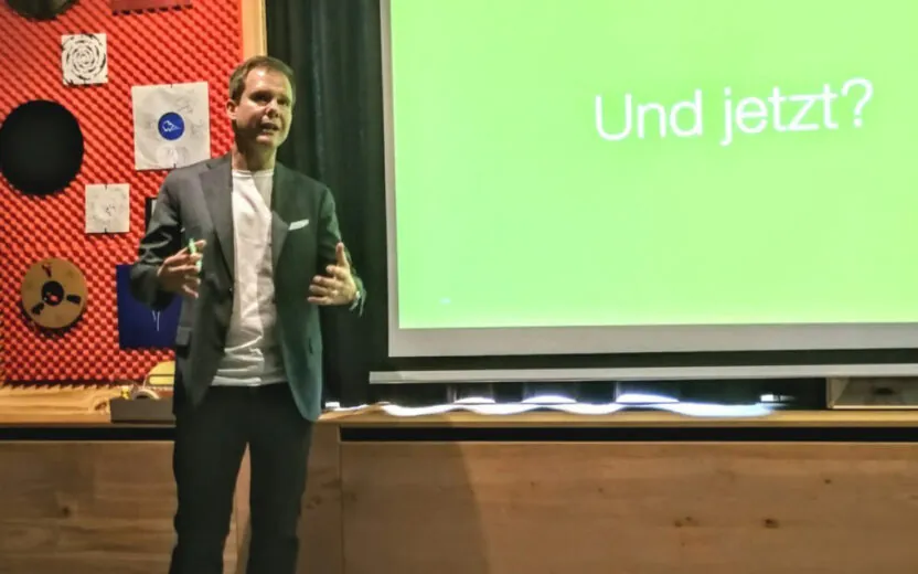 Bild von Christian Heim, valantic GmbH, während er Digitalisierung in Unternehmen präsentiert, valantic B2B Next Generation