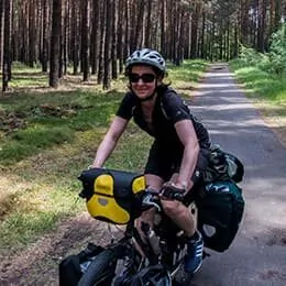 Über uns - Team - Bild von Birgitt Schmidt-Tophoff, Director Recruitment bei valantic, beim Fahrrad fahren im Wald