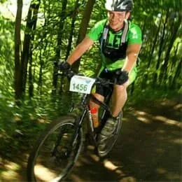 Bild von Dominik Thormann, IT Berater bei valantic, beim Fahrrad fahren im Wald