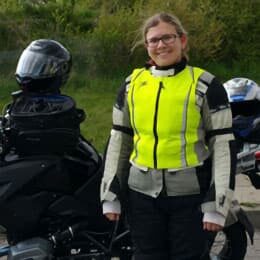 Über uns - Team - Bild von Katharina Sander, Sales Managerin bei valantic, vor einem Motorrad