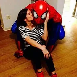 Über uns - Team - Bild von Sara Guerrero, Human Relations Managerin bei valantic, mit Spiderman