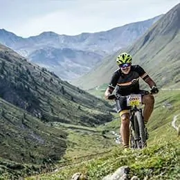 Über uns - Team - Bild von Riccardo Russo, Senior Application Consultant bei valantic, beim Rad fahren auf den Bergen