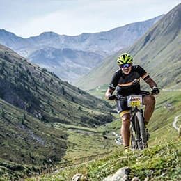 Bild von Riccardo Russo, Senior Application Consultant bei valantic, beim Rad fahren auf den Bergen