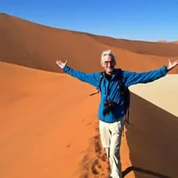 Über uns - Team - Bild von Dirk Keinholz, Senior IT Expert bei valantic, in der Wüste