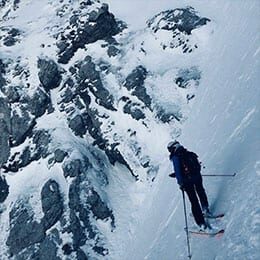 Über uns - Team - Bild einer valantic Mitarbeiterin beim Skifahren in den Bergen