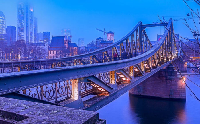 Bild einer Brücke in Frankfurt, aus HighQ wird valantic Financial Services