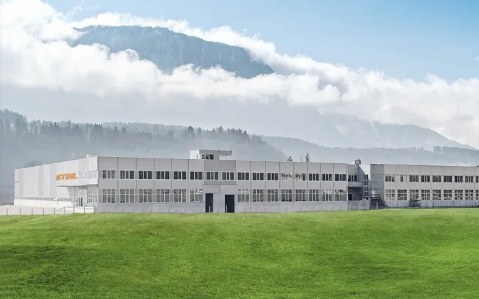 Bild der Gebäude von STIHL Tirol auf dem Firmengelände in Langkampfen, valantic Kunde