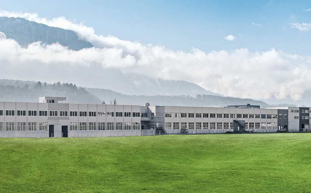 Bild der Gebäude von STIHL Tirol auf dem Firmengelände in Langkampfen, valantic Kunde