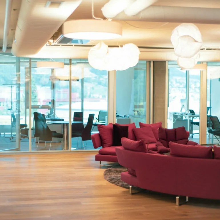 Bild eines Aufenthaltsraums, valantic Niederlassung Customer Engagement & Commerce (CEC) Schweiz in St. Gallen