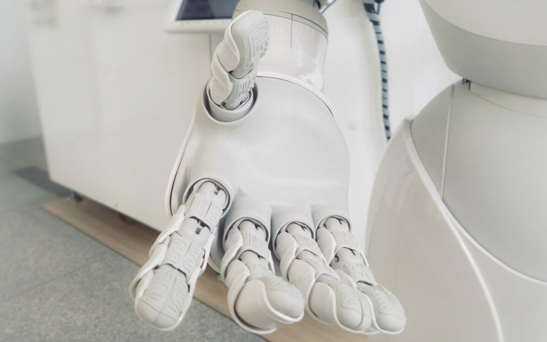 Bild einer Roboterhand zum valantic Blogbeitrag "Process Automation"