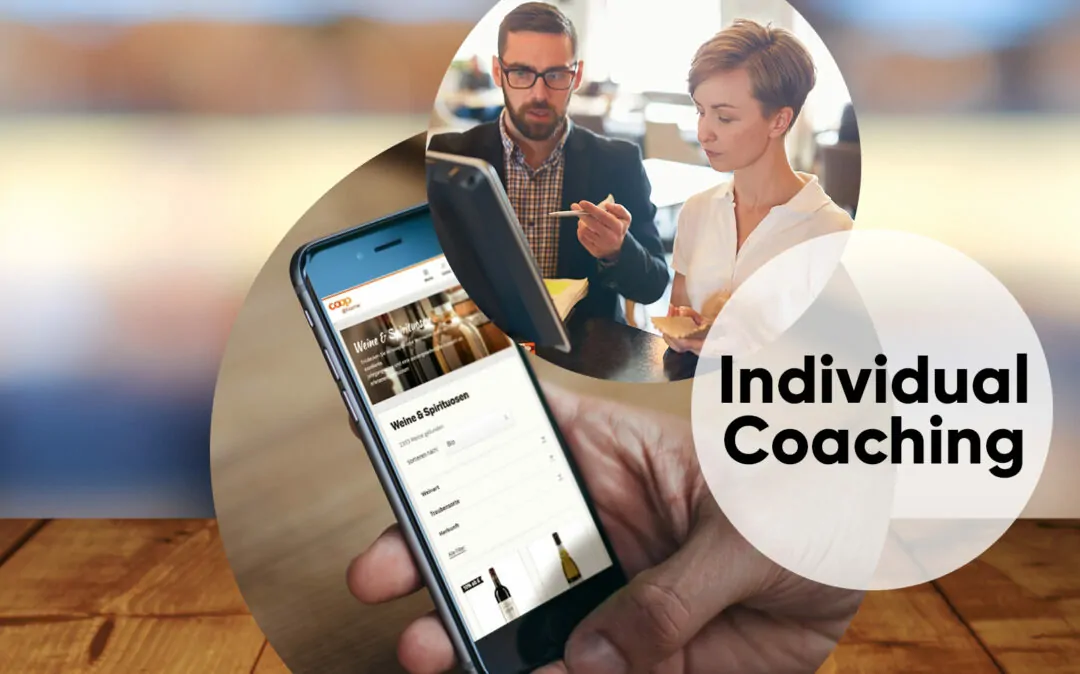 Bild von zwei Personen die etwas besprechen, daneben ein Bild mit der Aufschrift "Individual Coaching" und dahinter ein Bild von einem Smartphone, valantic Individual Coaching im Bereich Customer Experience