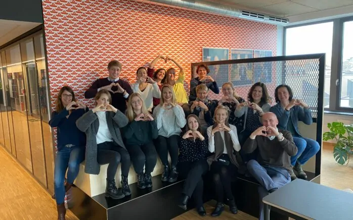Picture of valantic employees who form hearts with their hands
