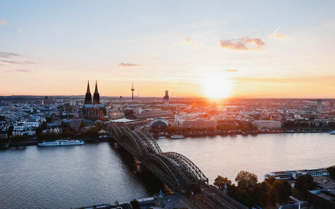 Luftaufnahme Köln im Sonnenuntergang